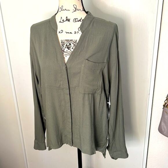 NWT! Young Fabulous & Broke Army Green Button Down Blouse Size Medium - Picture 2 of 8